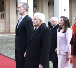 Sus Majestades los Reyes junto al Presidente de la República Italiana y su hija, durante la interpretación de los Himnos Nacionales, en el recibimient