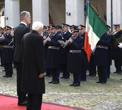 Su Majestad el Rey junto al Presidente de la República Italiana, Sergio Mattarella, saludan a la Enseña Nacional italiana al pasar revista a la fuerza