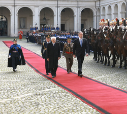 Su Majestad el Rey junto al Presidente de la República Italiana, Sergio Mattarella, pasan revista a la fuerza que rendia honores
