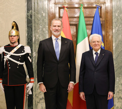 Su Majestad el Rey junto al Presidente de la República Italiana, Sergio Mattarella, durante el recibimiento oficial en el Palacio del Quirinal 