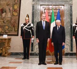 Su Majestad el Rey junto al Presidente de la República Italiana, Sergio Mattarella, durante el recibimiento oficial en el Palacio del Quirinal 