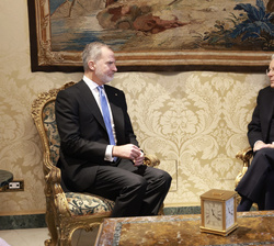 Su Majestad el Rey junto al Presidente de la República Italiana, Sergio Mattarella, durante su encuentro tras el recibimiento oficial en el Palacio de