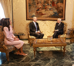 Sus Majestades los Reyes junto al Presidente de la República Italiana, Sergio Mattarella, y su hija, Laura durante su encuentro tras el recibimiento o