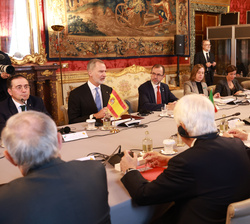Presentación de las delegaciones por Su Majestad el Rey, tras el recibimiento oficial