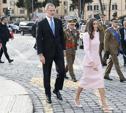 Sus Majestades los Reyes llegan al Altar de la Patria para realizar una ofrenda floral al soldado desconocido