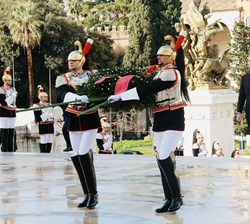 Sus Majestades los Reyes durante la ofrenda floral al soldado desconocido