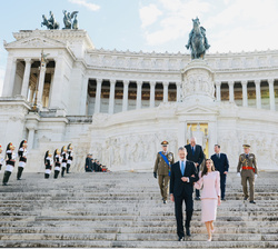 Sus Majestades los Reyes descienden las escaleras del Altar de la Patria tras realizar una ofrenda floral