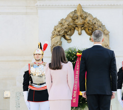 Sus Majestades los Reyes guardan un minuto de silencio ante el monumento al soldado desconocido