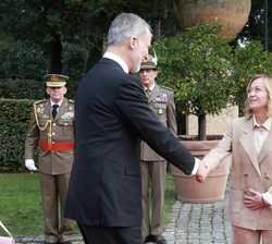 Su Majestad el Rey es recibido por la presidenta del Consejo de Ministros de la República Italiana, Giorgia Meloni