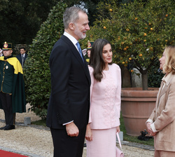Sus Majestades los Reyes son recibidos por la presidenta del Consejo de Ministros de la República Italiana, Giorgia Meloni