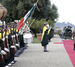 Su Majestad el Rey acompañado por la presidenta del Consejo de Ministros de la República Italiana, Giorgia Meloni, pasa revista a la fuerza que le ren