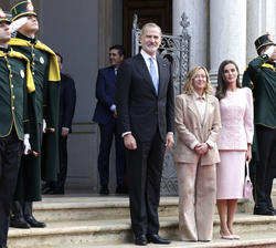 Sus Majestades los Reyes junto a la presidenta del Consejo de Ministros de la República Italiana, Giorgia Meloni