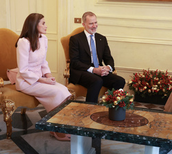 Sus Majestades los Reyes durante su encuentro con la presidenta del Consejo de Ministros de la República Italiana, Giorgia Meloni