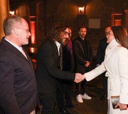 Sus Majestades los Reyes conversan con los becarios de la Real Academia de España