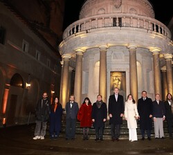 Sus Majestades los Reyes con los becarios de la Real Academia de España