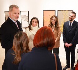Sus Majestades los Reyes conversan los miembros de la junta directiva de la Asociación de Hispanistas Italia