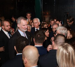Su Majestad el Rey durante su encuentro con la colectividad española residente en Italia