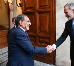 Su Majestad el Rey es recibido por el presidente del Senado Ignazio la Russa, a su llegada a la Cámara Alta del Parlamento Italiano