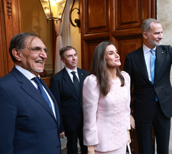 Sus Majestades los Reyes saludan a los vecinos de Roma que se congregaban a su llegada a la sede del Senado italiano