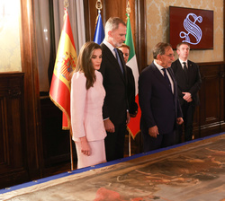 Sus Majestades los Reyes observan unos frisos recuperados de los archivos que representan el Cortejo triunfal de Carlos V como Emperador del Sacro Imp