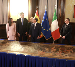 Sus Majestades los Reyes observan unos frisos recuperados de los archivos que representan el Cortejo triunfal de Carlos V como Emperador del Sacro Imp