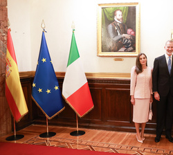 Sus Majestades los Reyes acompañados por el presidente del Senado, Ignazio la Russa, ante una placa conmemorativa de la visita