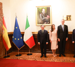 Sus Majestades los Reyes acompañados por el presidente del Senado, Ignazio la Russa y el ministro de Asuntos Exteriores, Unión Europea y Cooperación J