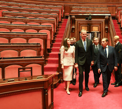 Sus Majestades los Reyes acompañados por el presidente del Senado, Ignazio la Russa recorren el hemiciclo