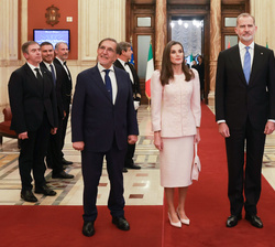 Sus Majestades los Reyes acompañados por el presidente de la Cámara de Diputados de la República Italiana, Lorenzo Fontanapresidente y del presidente 