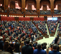 Vista general de la Cámara de Diputados de la República Italiana durante la interpretación de los himnos nacionales