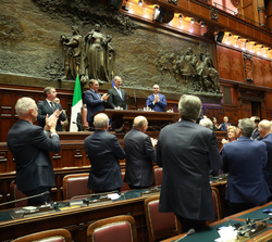 Su Majestad el Rey recibe un caluroso aplauso tras su intervención en la sesión conjunta de la Cámara de Diputados y del Senado de la República Italia