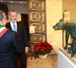 Su Majestad el Rey acompañado por el alcalde de Roma, Roberto Gualtieri, observa la loba capitolina, símbolo de la ciudad