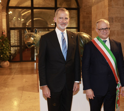Su Majestad el Rey acompañado por el alcalde de Roma, Roberto Gualtieri