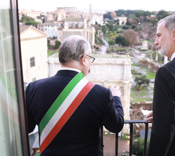 Su Majestad el Rey acompañado por el alcalde de Roma, Roberto Gualtieri, desde el balcon del Ayuntamiento observan las ruinas del Foro Romano