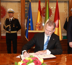 Su Majestad el Rey firma en el libro de honor del Ayuntamiento de Roma