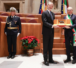 Su Majestad el Rey recibe de manos del alcalde de Roma una reproducción de la loba capitolina, símbolo de la ciudad