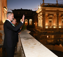 Su Majestad el Rey acompañado por el alcalde de Roma saluda desde el balcon del Ayuntamiento a las personas de la plaza del Campidoglio