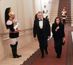 Sus Majestades los Ryes a su llegada a la cena de gala ofrecida en su honor por el Presidente de Italia
