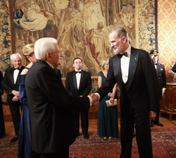 Sus Majestades los Reyes son recibidos por el Presidente de la República Italiana, Sergio Mattarella y su hija, Laura Mattarrella, a su llegada a la c