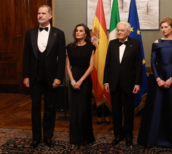 Sus Majestades los Reyes junto al Presidente de la República Italiana, Sergio Mattarella y su hija, Laura Mattarrella, momentos antes de la cena de ga