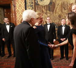 Sus Majestades los Reyes son recibidos por el Presidente de la República Italiana, Sergio Mattarella y su hija, Laura Mattarrella, a su llegada a la c