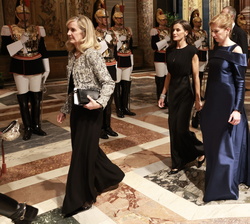 Sus Majestades los Reyes junto al Presidente de la República Italiana, Sergio Mattarella y su hija, Laura Mattarrella, se dirigen al salón para saluda