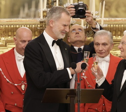 Su Majestad el Rey brinda con el Presidente de Italia durante la cena de gala ofrecida en honor de Sus Majestades los Reyes 