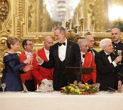 Sus Majestades los Reyes brindan con el Presidente de la República Italiana, Sergio Mattarella y su hija, Laura Mattarrella, durante la cena de gala e