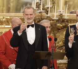 Su Majestad el Rey brinda con el Presidente de Italia durante la cena de gala ofrecida en honor de Sus Majestades los Reyes 