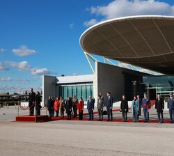 Sus Majestades los Reyes en el pabellón de Estado acompañados por las autoridades