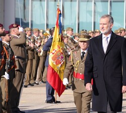 Su Majestad el Rey pasa revista al piquete de Honor