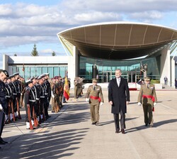 Su Majestad el Rey pasa revista en el pabellón de Estado