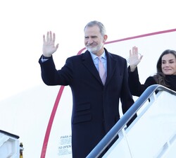 Sus Majestades los Reyes saludan antes de inicar su Viaje de Estado a Italia