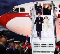 Sus Majestades los Reyes a su llegada al aeropuerto de Roma-Fiumicino